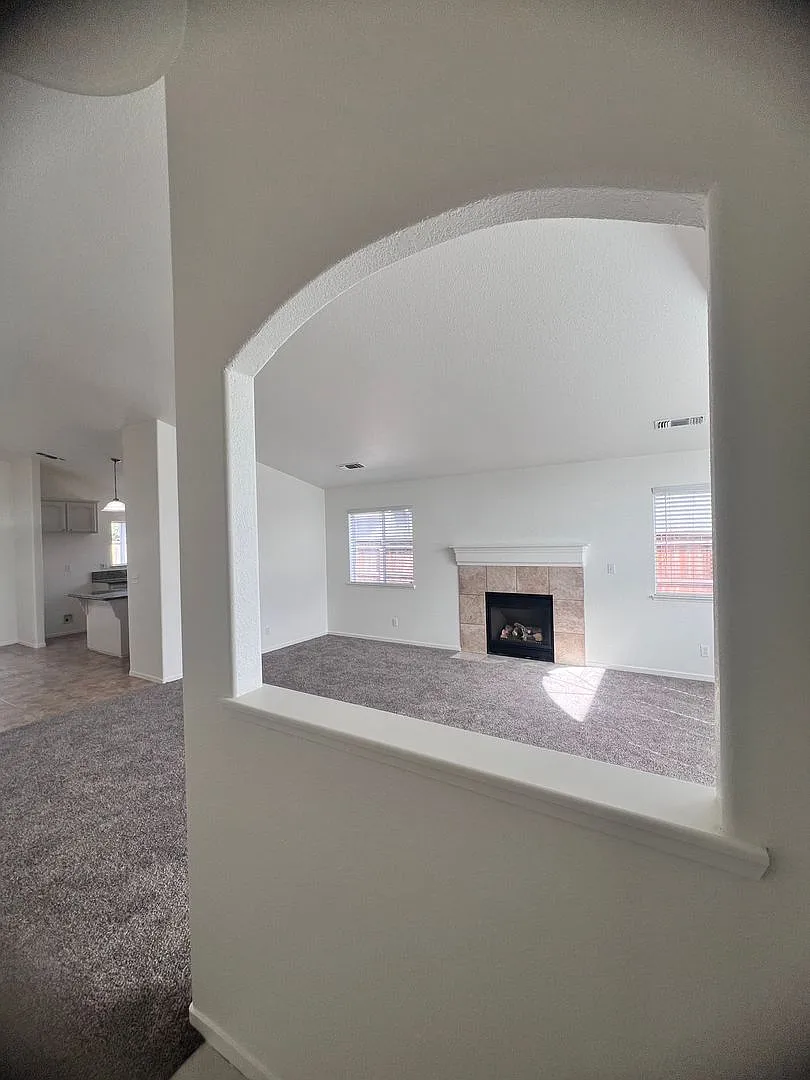 Available Now - Newly Updated Home — Photo 3