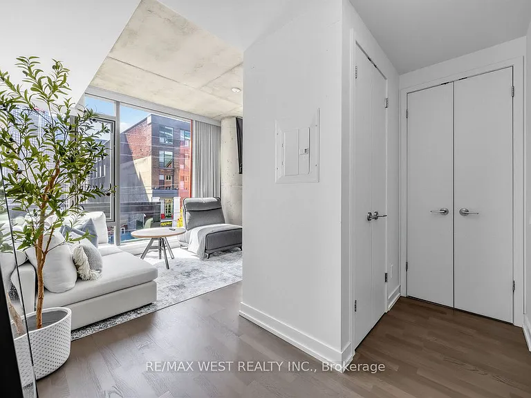 560 King St W #214 — Photo 3