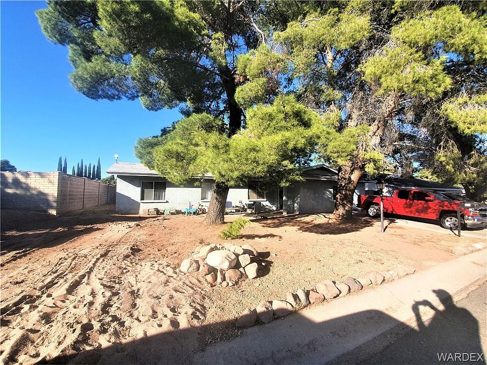 1st image of 975 Crestwood Dr