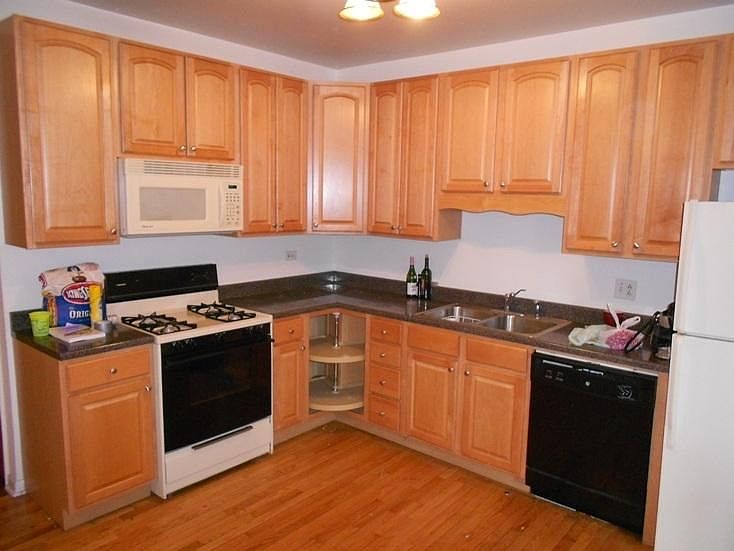 2nd image of 1027 W Dakin St