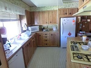 3rd image of 13640 Lake Blvd