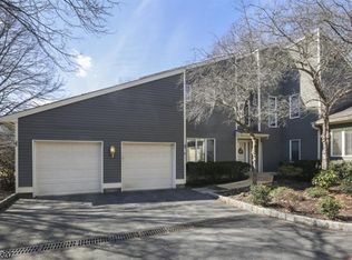 19 Greenbriar Ln, Annandale, NJ 08801