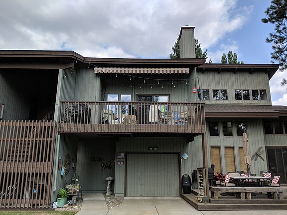 2nd fl deck w/ cart garage