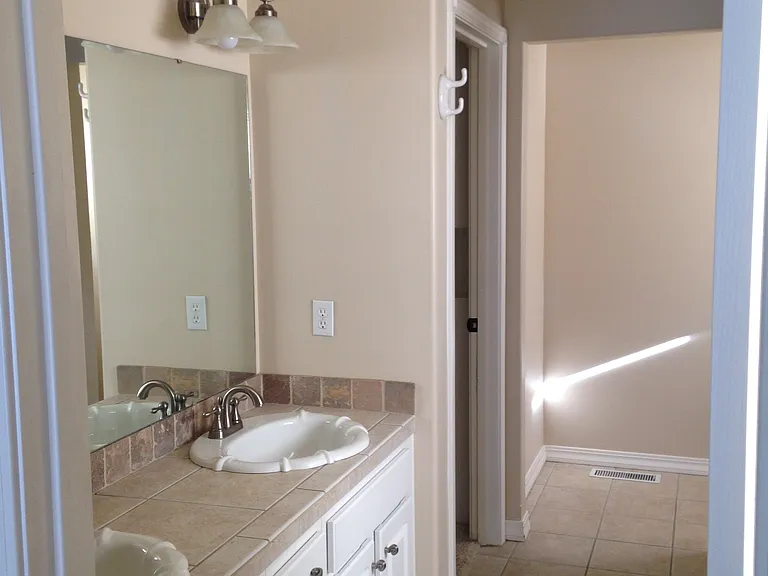 511 Sanders Ave — Photo 5