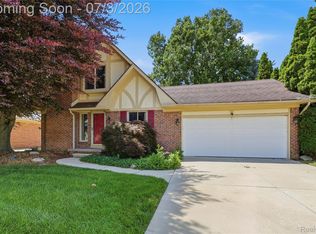 19714 Rosin Dr, Clinton Township, MI 48038