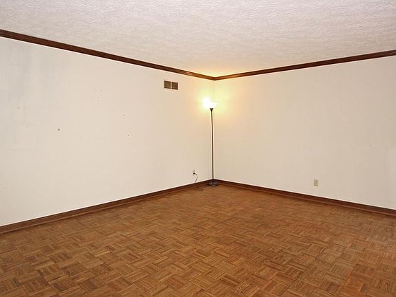 5th image of 270 Larkspur Ct