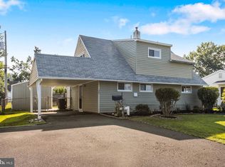 263 Goldenridge Dr, Levittown, PA 19057