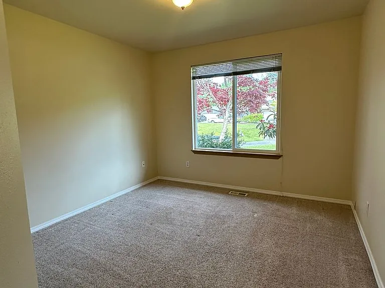 408 Saratoga St — Photo 8