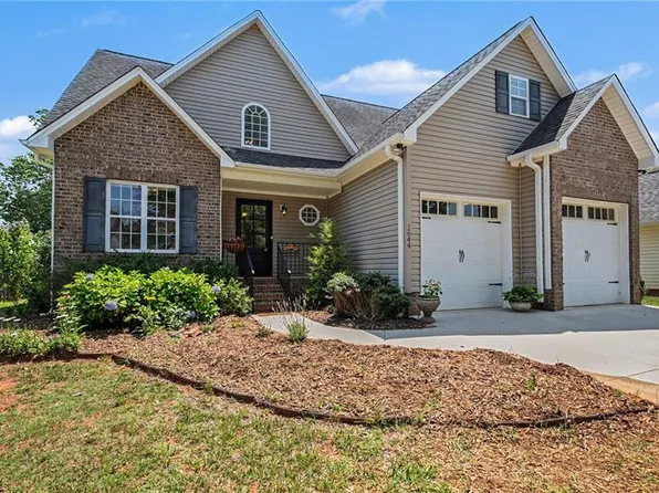 1644 Finwick Dr, Pfafftown, NC 27040