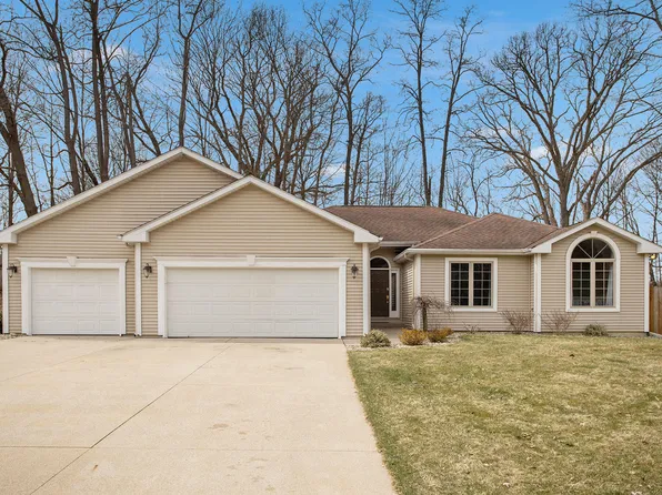 55800 Cedar Ln, Paw Paw, MI 49079