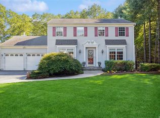 10 Sheri Ct, Farmingville, NY 11738