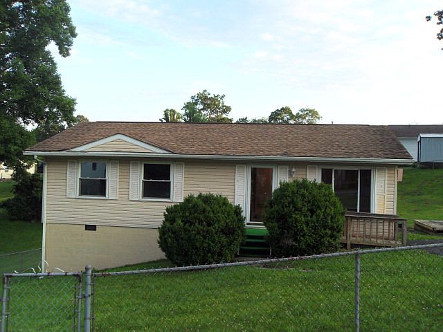 1st image of 215 Forest Ln