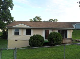 215 Forest Ln, Oak Hill, WV 25901