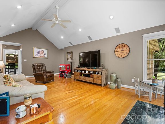5th image of 4093 Fairview Dr
