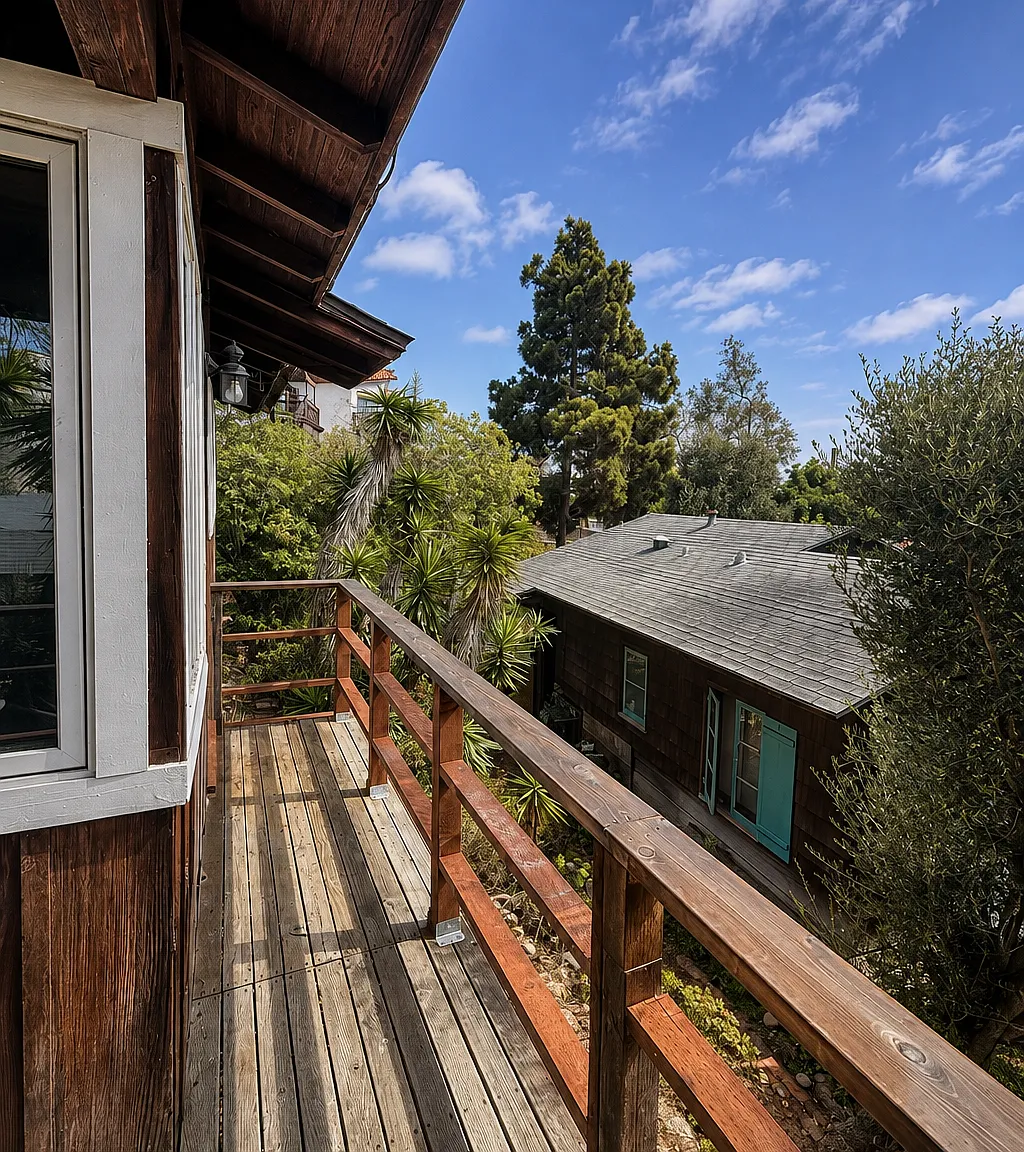 2374 Linwood St — Photo 1