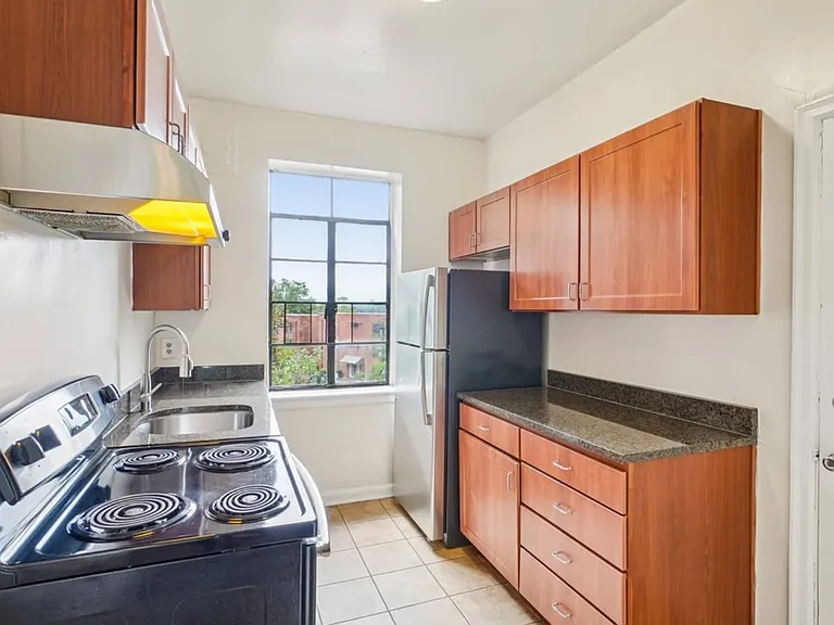 Cameron Court Apartments — Photo 17