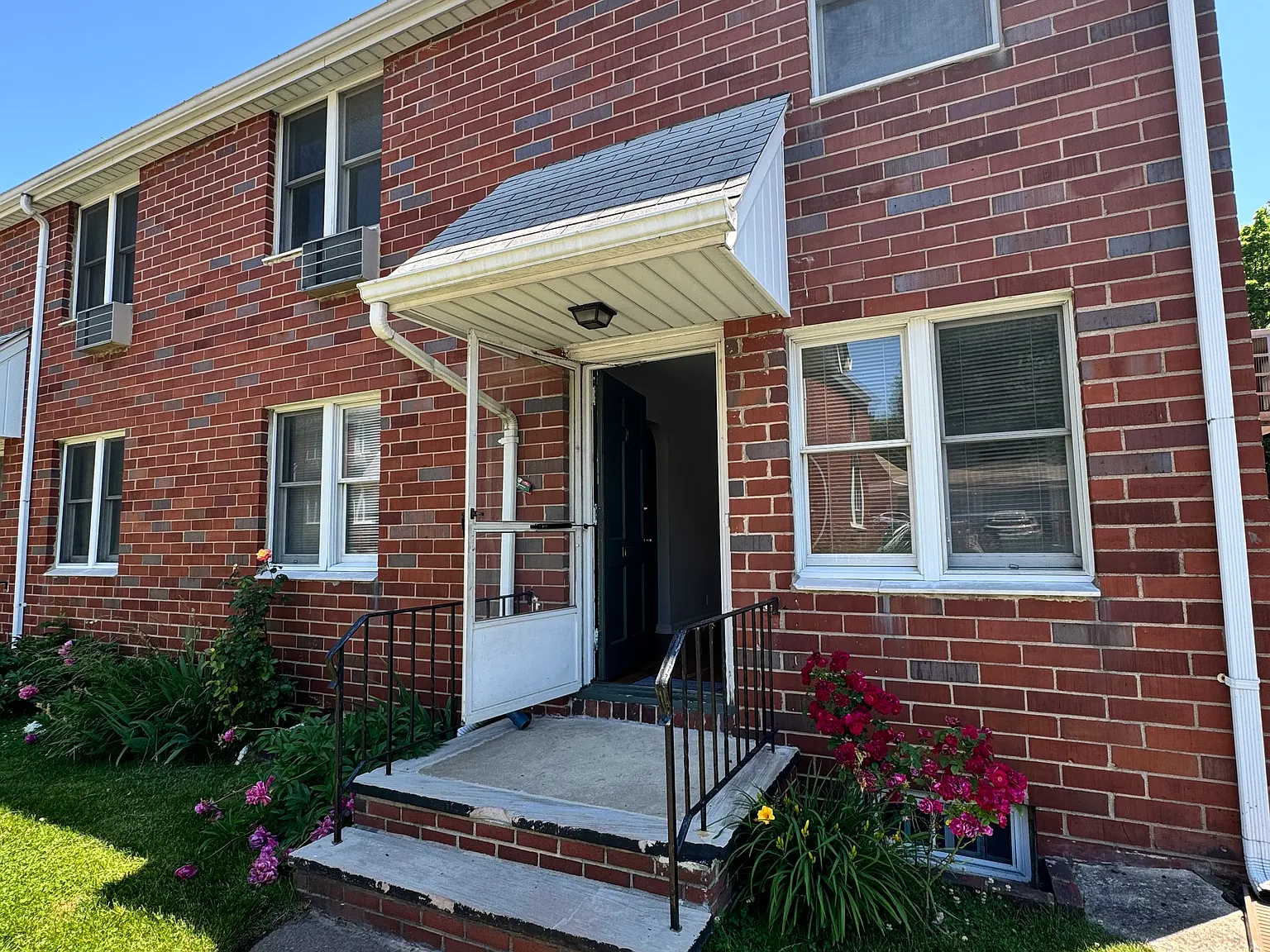 3 bed, 1.5 bath, 1000 sqft, $3,250 — Photo 1