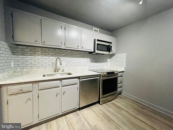 3rd image of 2300 Pimmit Dr APT 402