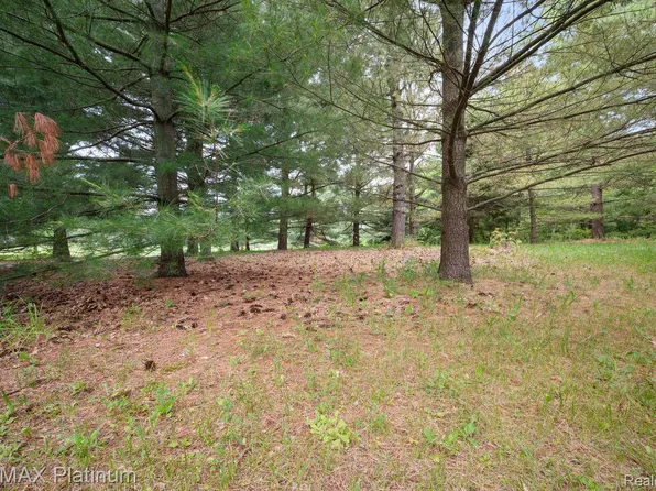 12902 Autumn Ridge Ct, Milford, MI 48380