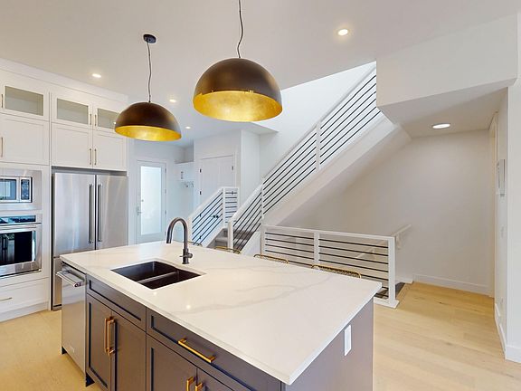 3rd image of 905 21st Ave NW
