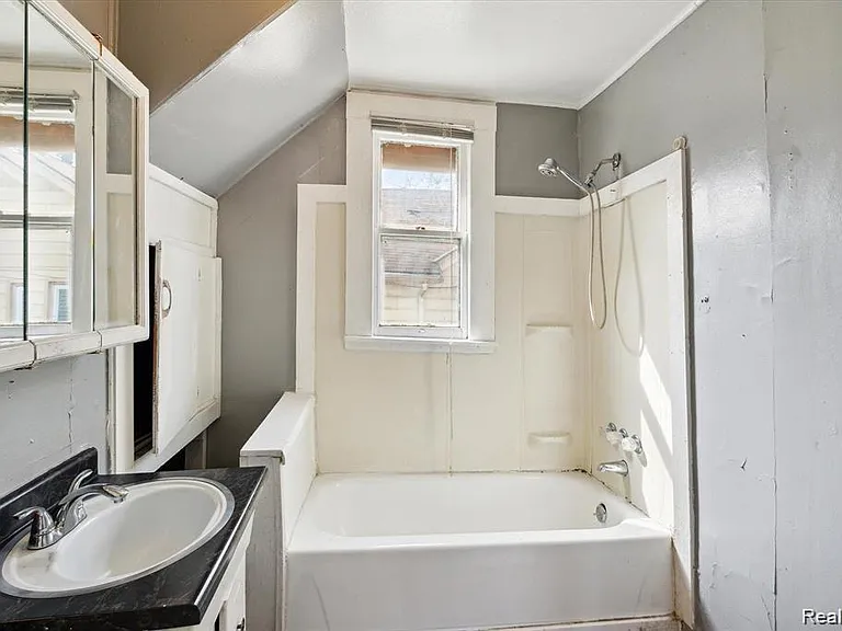7068 Ford Ave — Photo 5