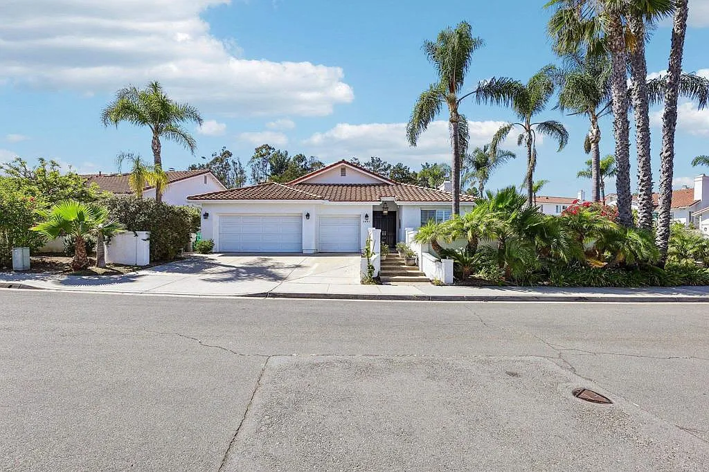 4 bed, 2.5 bath, 2745 sqft, $5,495 — Photo 3