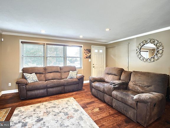 3rd image of 2437 Schoolhouse Ln