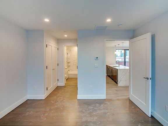 5th image of 25-40 31st St Unit Penthouse 7