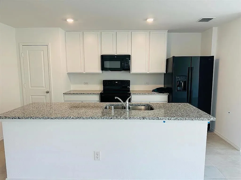 4 bed, 1667 sqft, $2,399 — Photo 2