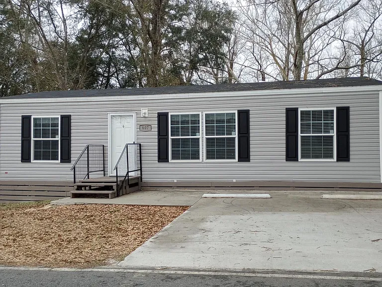 607 E China St — Photo 1