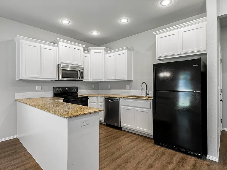 818 Baker St NW — Photo 4