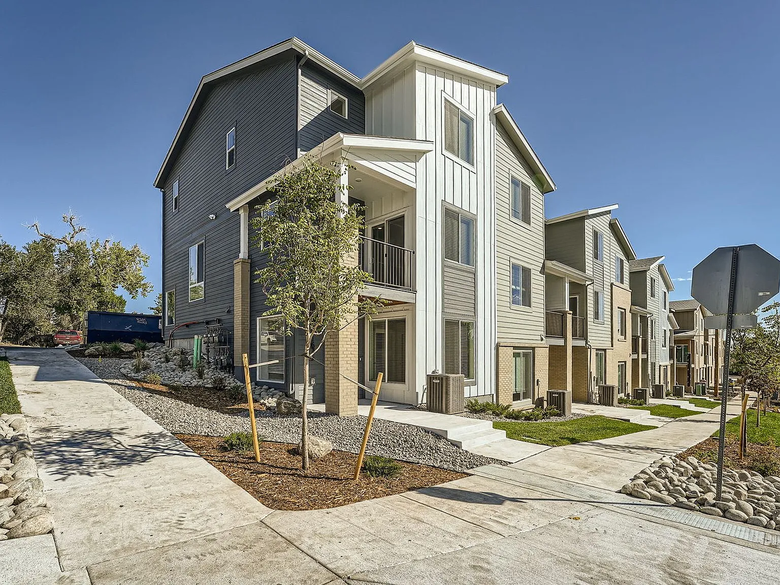 Applewood Town Homes 3 Bedroom 3 Bath Beautiful Newer Units! With Fabulous Views — Photo 2