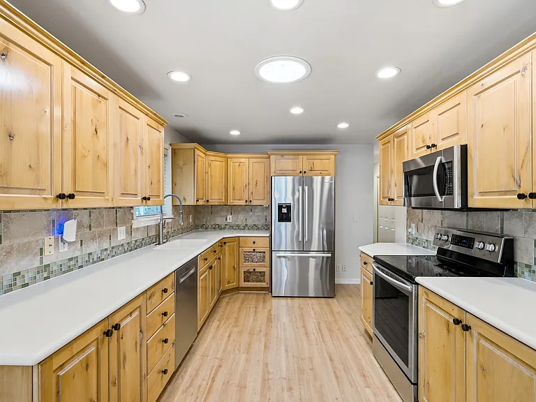 2480 Eastbourne Dr — Photo 8