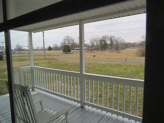 4th image of 121 East Dr