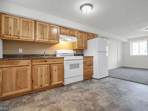 2nd image of 806 W Main St APT 4