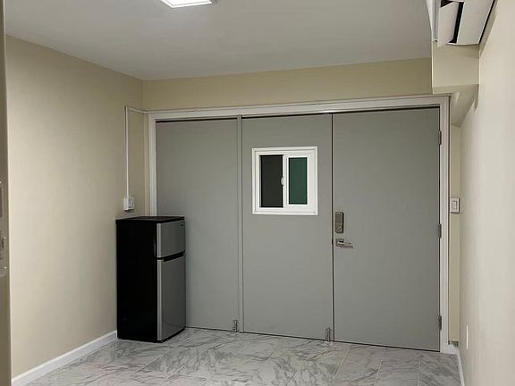 2nd image of 2341 Dole St