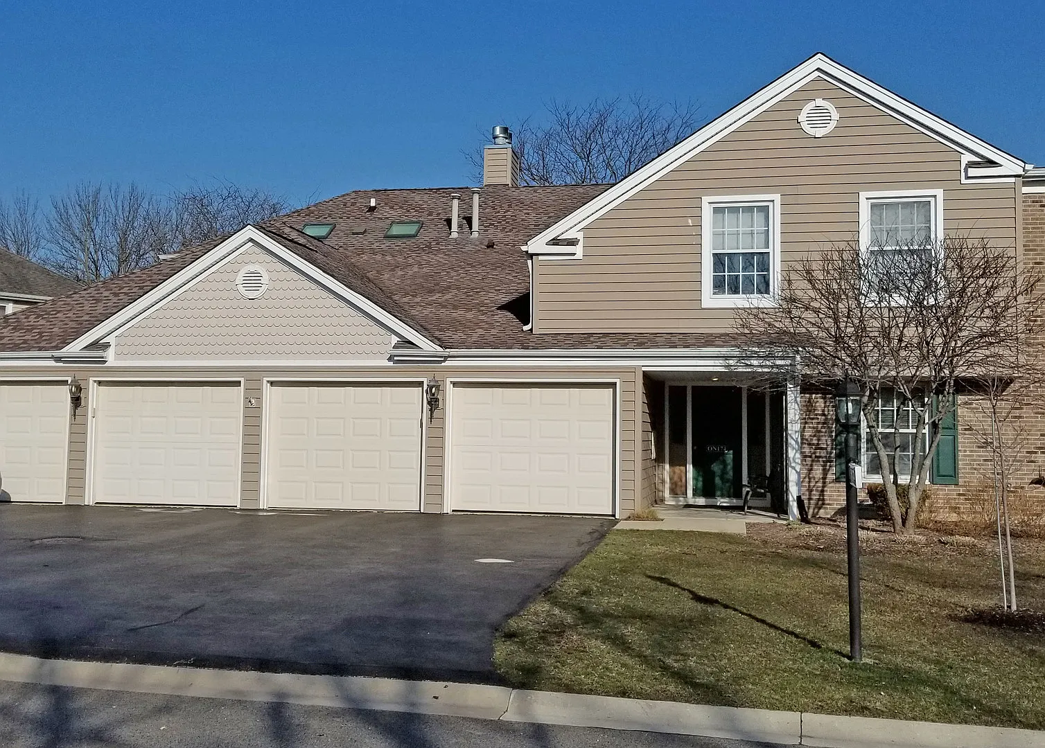 2 bed, 1098 sqft, $2,400 — Photo 1