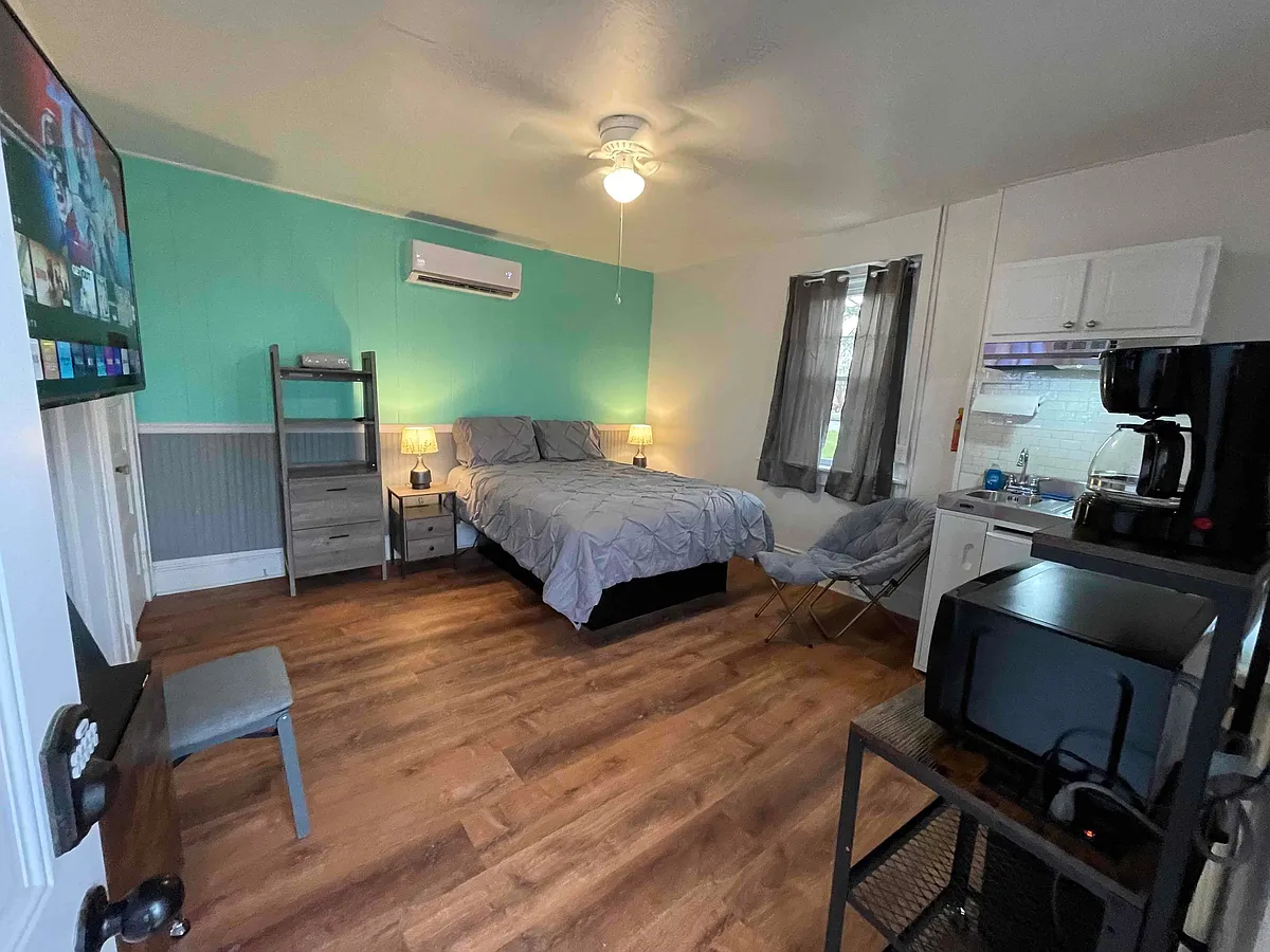 Fully Furnished, newly renovated. - 1 bed, 1.0 bath, 200 sqft, $1,000