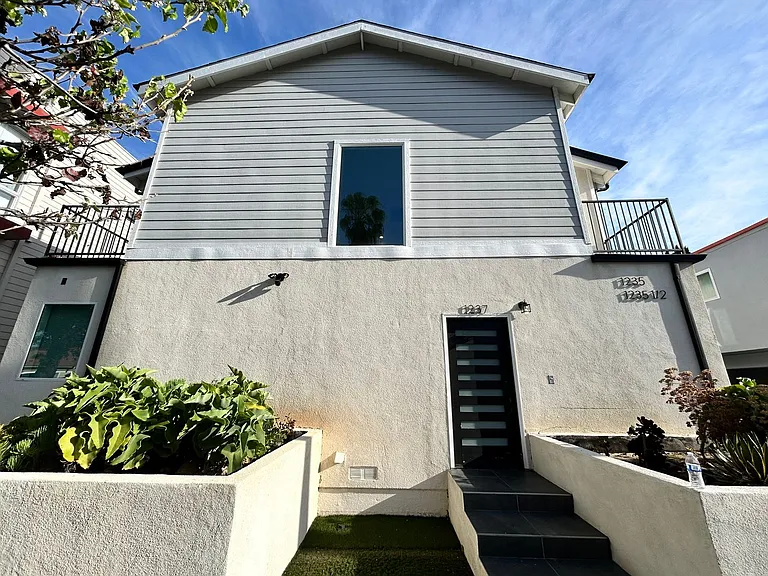 1235 W 37th Pl — Photo 11