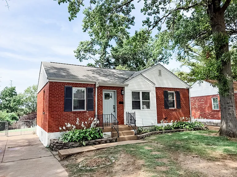9023 Southview Ln — Photo 1