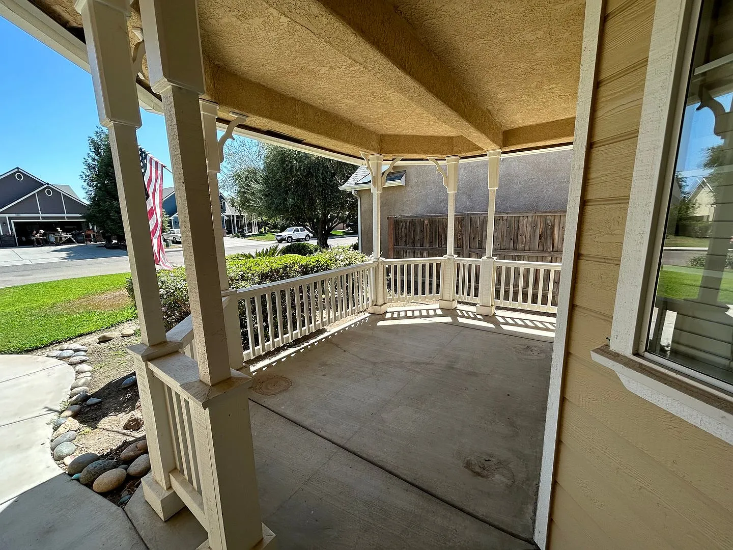Beautiful 4 Bed 2 Bath Home in North West Visalia off Akers & Riggin! — Photo 2