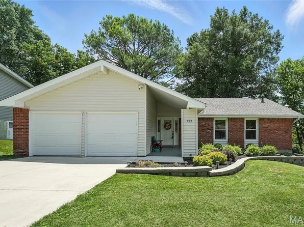 722 La Bonne Pkwy, Ballwin, MO 63021