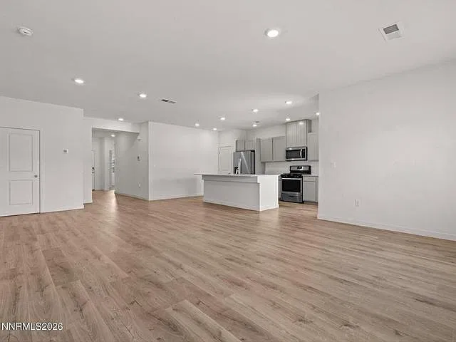 3 bed, 1498 sqft, $2,400 — Photo 4