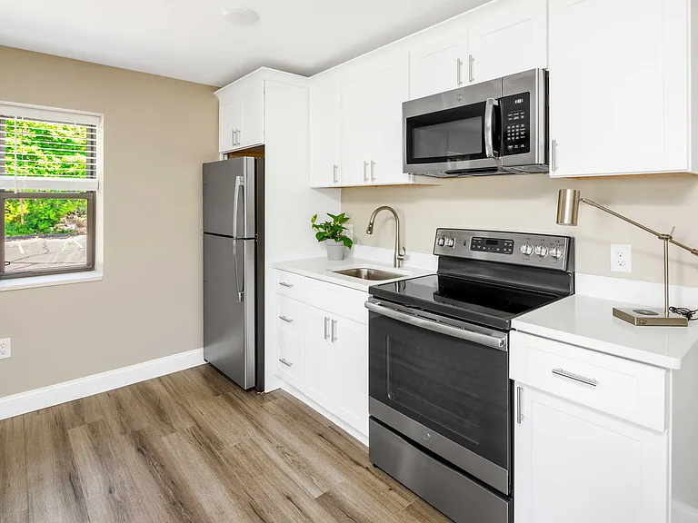 100 Broad St #4 — Photo 4