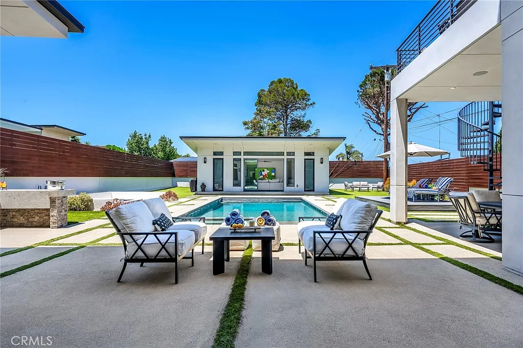 5 bed, 5.5 bath, 6200 sqft, $35,000 — Photo 2