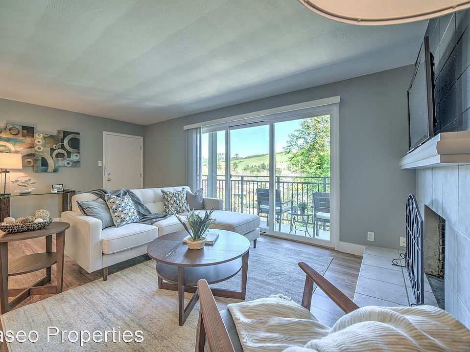 1st image of 10 Shelley Dr #2