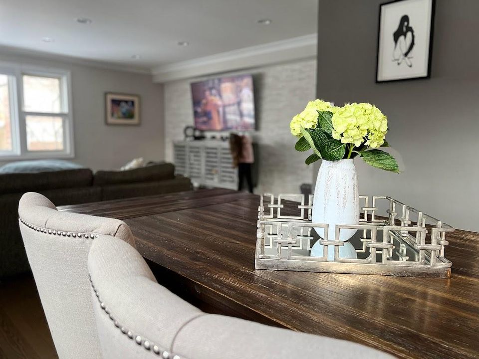 1st image of 2859 W Farragut Ave #1