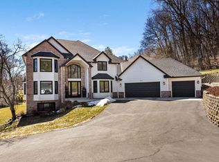860 Fox Ct, Chanhassen, MN 55317