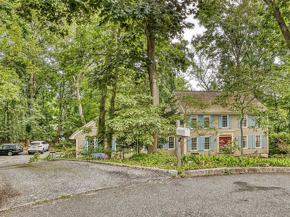 1st image of 3 Wainscott Ln