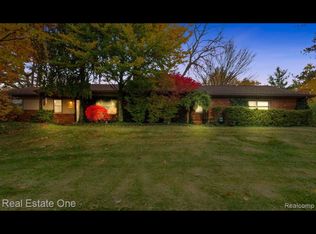 3887 Stonecrest Rd, West Bloomfield, MI 48322